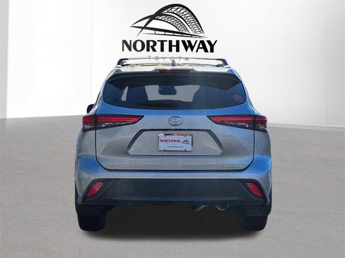 Used 2022 Toyota Highlander XLE image 5