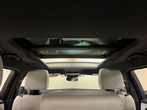 Used 2018 Land Rover Range Rover Velar R-Dynamic SE image 21