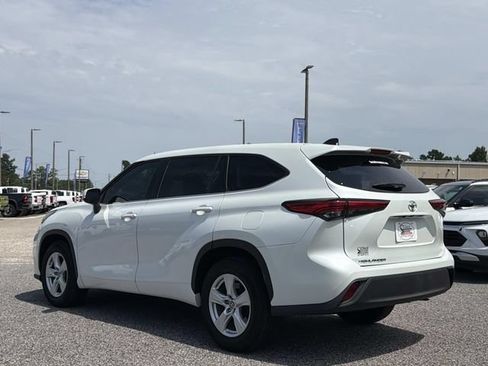 Used 2022 Toyota Highlander L FWD image 12