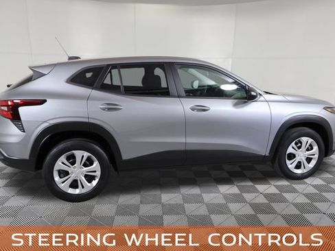 Used 2025 Chevrolet Trax LS FWD image 5
