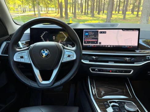 Used 2024 BMW X7 xDrive40i AWD/4WD image 3