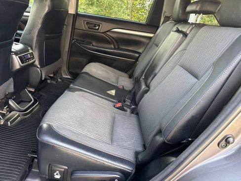 Used 2018 Toyota Highlander Plus AWD/4WD image 22