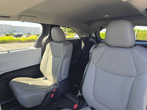 Used 2026 Toyota Sienna XLE FWD image 19