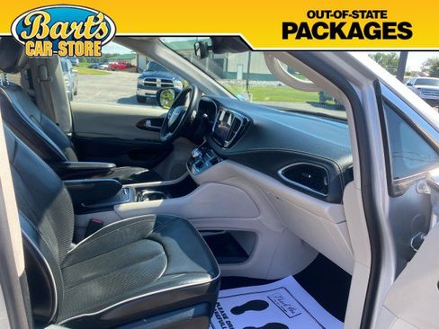 Used 2024 Chrysler Pacifica Limited FWD image 17
