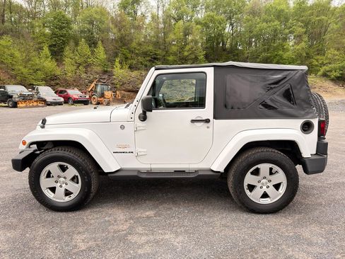 Used 2012 Jeep Wrangler Sahara w/ Connectivity Group AWD/4WD image 4