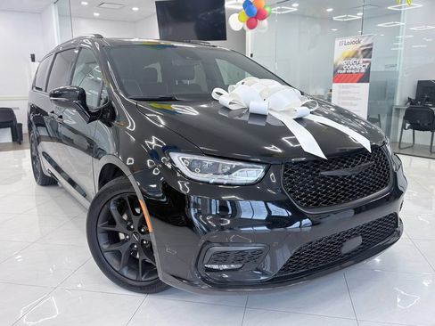 Used 2025 Chrysler Pacifica Limited FWD image 3