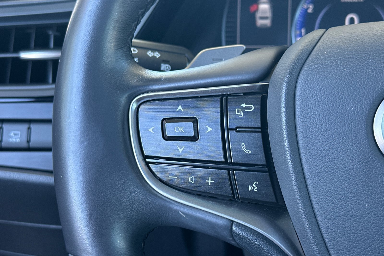 Used 2023 Lexus ES 350 Ultra Luxury w/ Accessory Package (Z2) FWD image 28