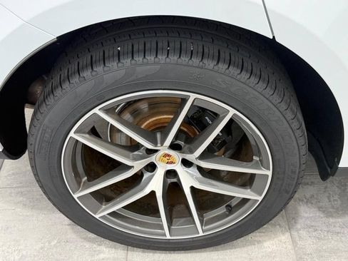 Certified 2025 Porsche Macan AWD/4WD image 8