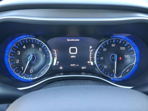 Used 2024 Chrysler Pacifica Touring-L FWD image 22