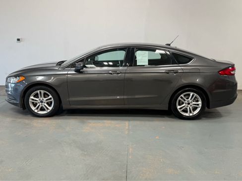 Used 2018 Ford Fusion SE w/ Fusion SE Technology Package FWD image 2