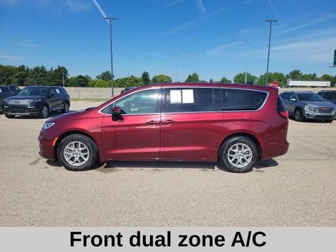 Used 2023 Chrysler Pacifica Touring-L FWD image 3