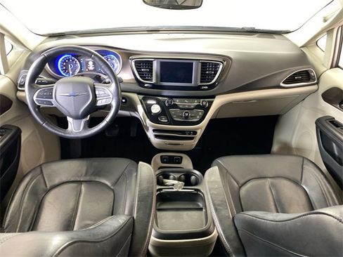 Used 2019 Chrysler Pacifica Touring-L image 10