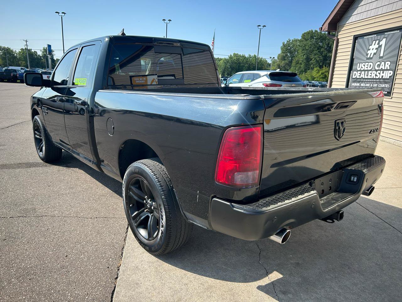 Used 2019 RAM 1500 Classic SLT w/ Black Appearance Group AWD/4WD image 7