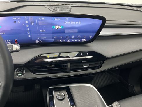 Certified 2025 Buick Enclave Sport Touring w/ Super Cruise Package image 18