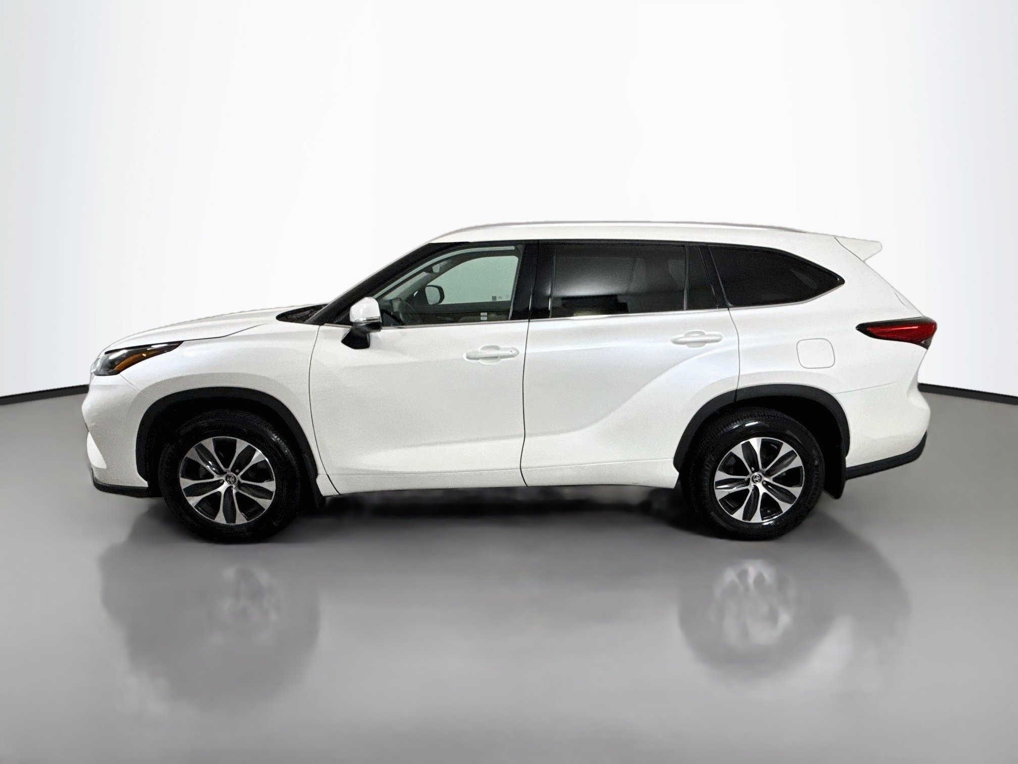 Used 2020 Toyota Highlander XLE AWD/4WD image 4