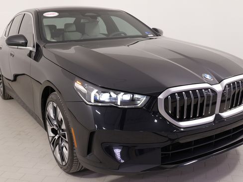 Used 2025 BMW 530i xDrive w/ Premium Package image 7