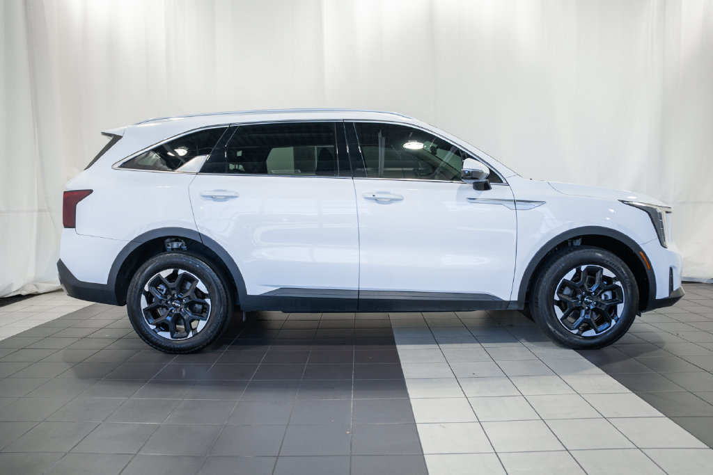 Used 2024 Kia Sorento S w/ Panoramic Sunroof Package AWD/4WD image 3