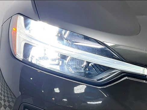 Used 2022 Volvo XC60 B5 Momentum image 28