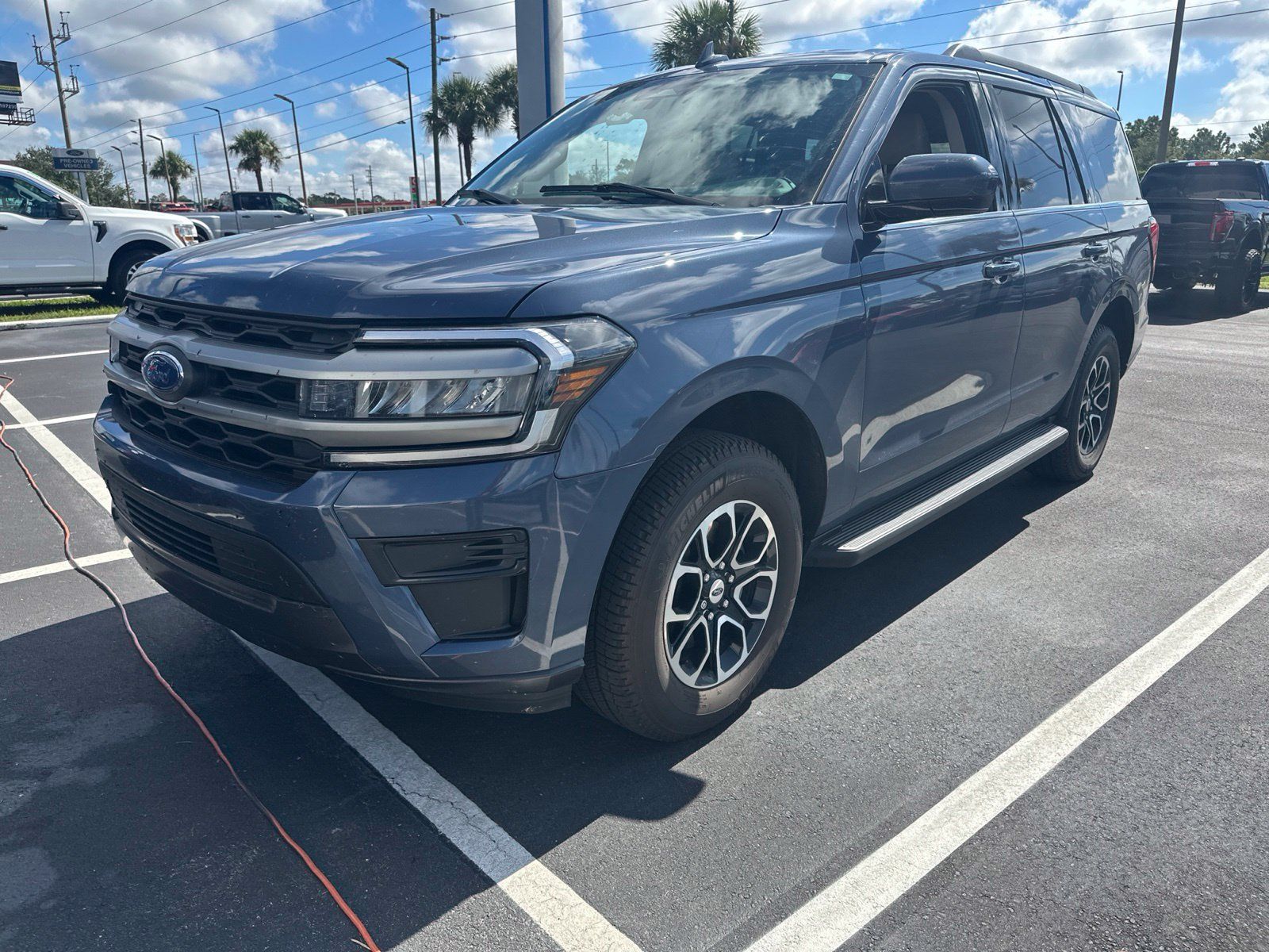 Used 2023 Ford Expedition XLT RWD image 3