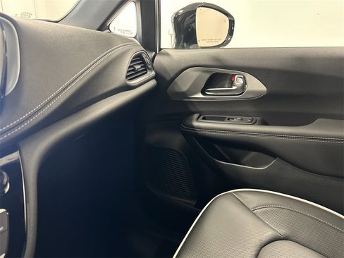 New 2026 Chrysler Pacifica Limited w/ S Appearance Package image 27