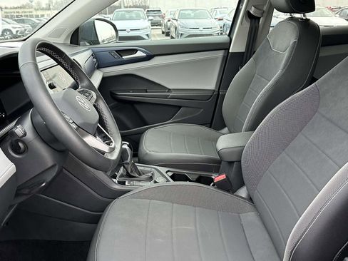 Used 2024 Volkswagen Taos SE w/ Panoramic Sunroof Package image 7