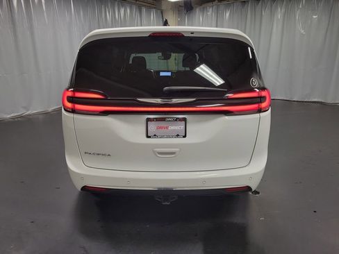 Used 2024 Chrysler Pacifica Touring FWD image 7