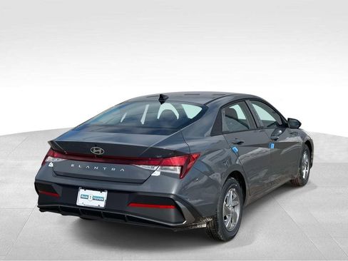 New 2026 Hyundai Elantra SE image 4