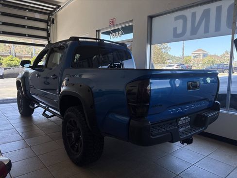 Used 2017 Toyota Tacoma TRD Sport w/ Tow Package (A/T) AWD/4WD image 4