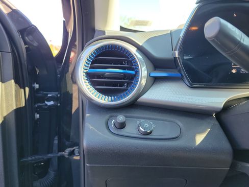 Used 2024 Chevrolet Trax LT w/ LT Convenience Package FWD image 21