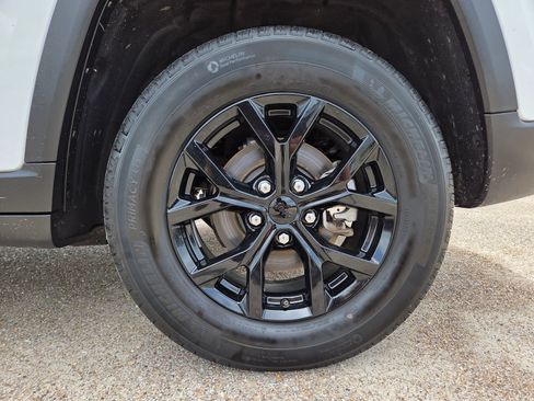 Used 2024 Jeep Grand Cherokee Altitude AWD/4WD image 10
