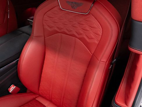 Used 2025 Bentley Flying Spur Plug-In Hybrid AWD/4WD image 18
