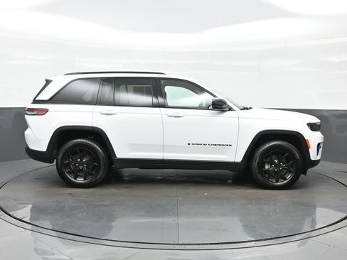 Used 2024 Jeep Grand Cherokee Altitude image 7