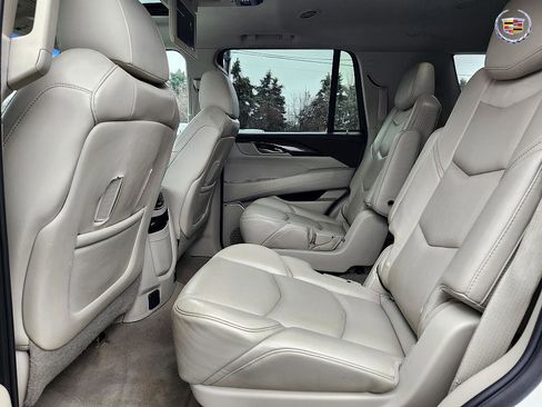Used 2015 Cadillac Escalade Premium image 29