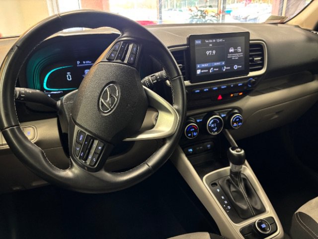 Used 2024 Hyundai Venue SEL FWD image 11