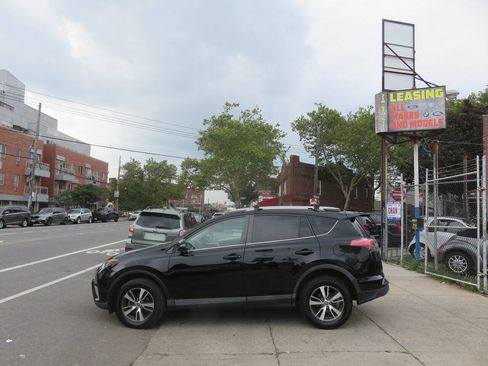 Used 2018 Toyota RAV4 XLE w/ Plus Extra Value Package AWD/4WD image 7