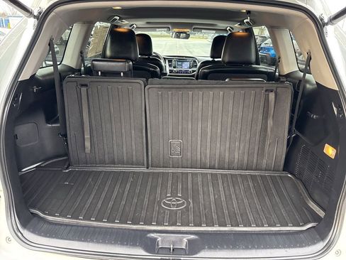 Used 2018 Toyota Highlander SE image 29