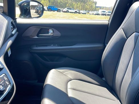 New 2026 Chrysler Pacifica Select FWD image 21