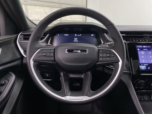 Used 2025 Jeep Grand Cherokee Altitude image 20