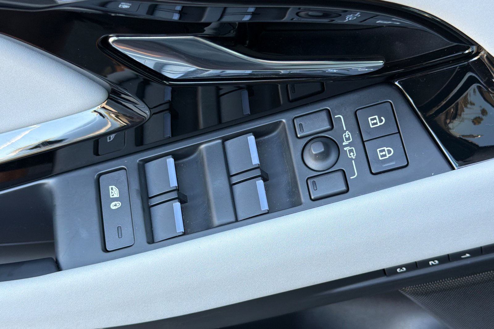 Used 2025 Land Rover Range Rover Evoque S AWD/4WD image 17