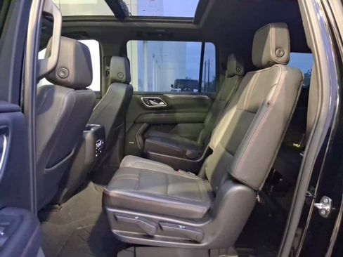 Used 2022 Chevrolet Suburban RST w/ Luxury Package image 17