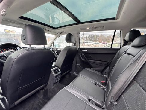 Used 2020 Volkswagen Tiguan SE w/ Panoramic Sunroof Package image 17