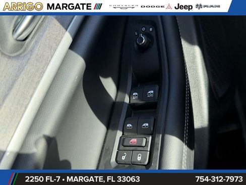 Used 2025 Jeep Grand Cherokee Limited w/ Luxury Tech Group II AWD/4WD image 36