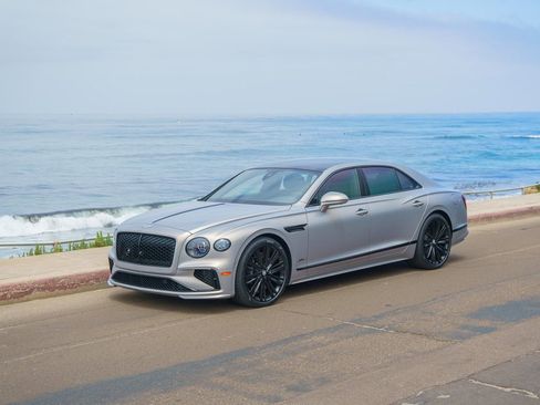 Used 2025 Bentley Flying Spur Plug-In Hybrid image 1