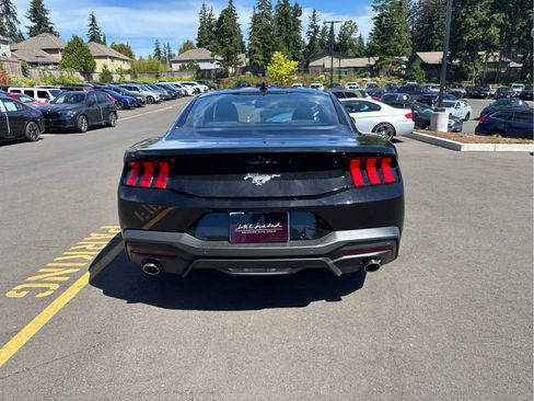 Used 2025 Ford Mustang Coupe RWD image 5