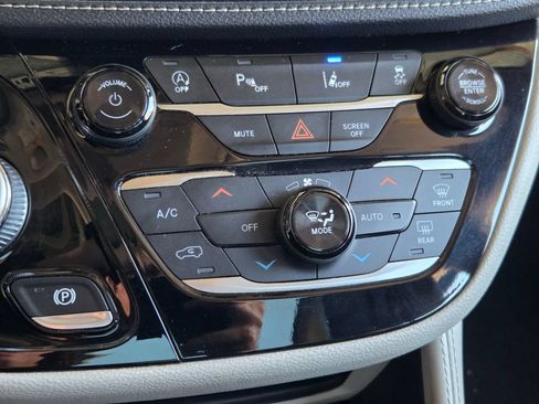 Used 2021 Chrysler Pacifica Limited AWD/4WD image 14