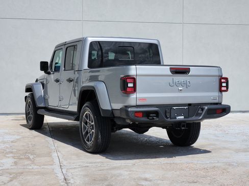 Used 2020 Jeep Gladiator Overland AWD/4WD image 6