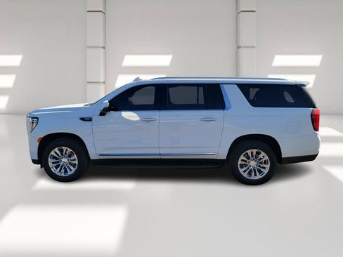 Used 2022 GMC Yukon XL SLT w/ SLT Premium Package image 3