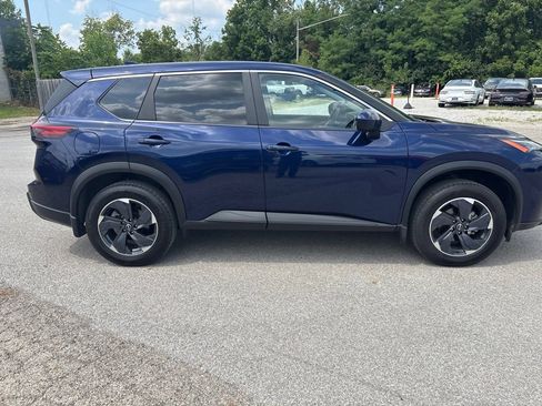 Used 2024 Nissan Rogue SV AWD/4WD image 5