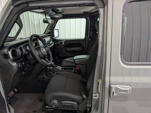Used 2023 Jeep Gladiator Sport AWD/4WD image 13