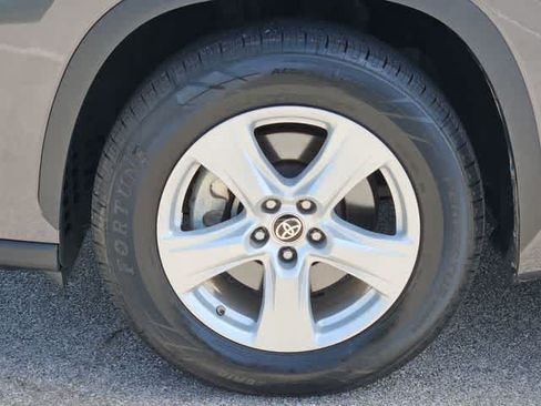 Used 2024 Toyota Highlander LE FWD image 13